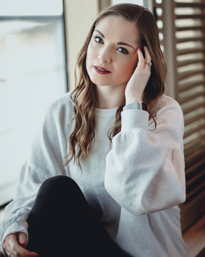 attraktive ziemlich Smasher Erwachsener Porträt Gesicht sexy Person Brünette Modell Lächeln Dame Menschen Mode Augen niedlich Haare glücklich geschäftsfrau eine lässig Frauen lächelnd Haut Kleidung auf der Suche Lebensstil Cover-girl Jugend Kleidungsstück Geschäft professionelle inländische 20 s Ausdruck posieren menschliche Suchen fröhlich Sinnlichkeit Lippen Studio zuversichtlich Make-up Pullover Telefon Unternehmen Büro freundlich sinnlich machen stilvolle Glück natürliche Exekutive Bademantel schöne erfolgreiche schwarz wunderschöne Schließen Arbeiter gesund Sperre Geschäftsleute elegante Gewand Student Jugendlicher frisch Sekretär Stil Körper sitzen Teen Pose einzelne blond Rufen Sie modisch Schreibtisch Pullover moderne Freude Reinigen Mantel allein Sweatshirt Kleid Erfolg Shirt vertikale Arbeit Telefon Erotik Kosmetik halten Pflege lange hell Arbeiten klar