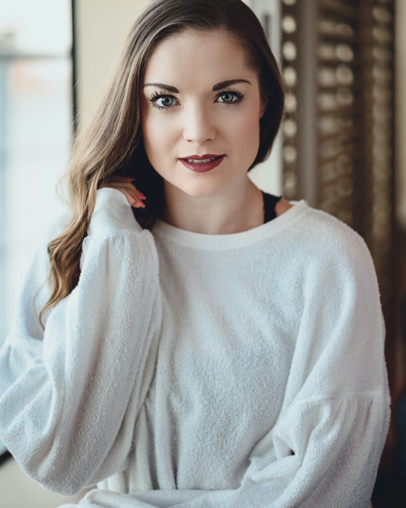 attraktive Porträt Person ziemlich Modell Erwachsener Gesicht Mode Dame Lächeln Menschen Augen Kleidungsstück glücklich sexy Kleidung Haare lässig Brünette niedlich Smasher Sperre eine Pullover lächelnd Ausdruck menschliche Lippen geschäftsfrau Jugend Make-up Studio Lebensstil Glück Haut Geschäft Suchen sinnlich wunderschöne auf der Suche posieren Schließen Gewand Bademantel fröhlich Jugendlicher natürliche Pose Poncho blond frisch Mantel Teen 20 s freundlich Freude schöne Stickerei Frauen professionelle machen Sweatshirt stilvolle Pullover Student vertikale Büro Körper Schal heiß Strickjacke Innenaufnahme schwarz moderne zuversichtlich einzelne Shirt Spaß Winter Bespannung Badetuch Farbe Gesundheit Telefon Emotion Indoor gesund Sinnlichkeit Stil closeup Arbeiten sitzen Unternehmen Sekretär modisch Erotik halten Handtuch Pflege